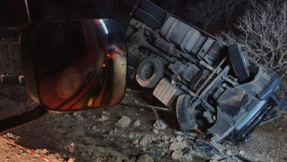 Tır şarampole devrildi... Sürücü araç içinde sıkıştı!