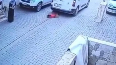 Şanlıurfa’da kargo aracının çarptığı 2 yaşındaki çocuk hayatını kaybetti... Feci kaza kamerada