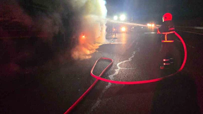 Emniyet şeridine çekti, alevler tavan yaptı! Tır yangını saniye saniye kamerada...