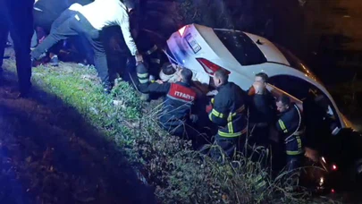 Şarampole uçan otomobilden çıkmak istemedi, ekiplere zor anlar yaşattı