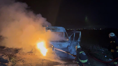 Minibüs alev topuna döndü! Karanlığın bir anda aydınlandığı o an panik yarattı