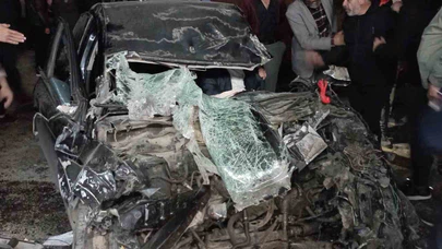 Tır dorsesine çarpan otomobil hurda yığınına döndü, sıkışan sürücü güçlükle kurtarıldı