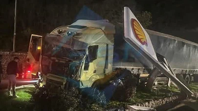 Kontrolden çıkan tır akaryakıt istasyonuna daldı: Facia kıl payı atlatıldı!