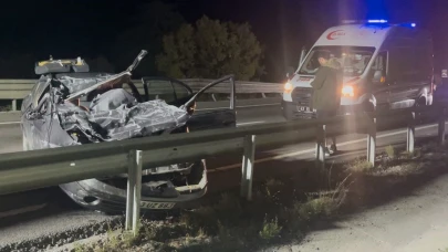 O yol can aldı! Otomobil tıra saplandı...