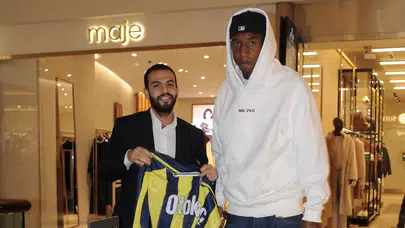 Talisca’ya AVM’de taraftar çıkarması! Fotoğraf kuyruğu olay oldu