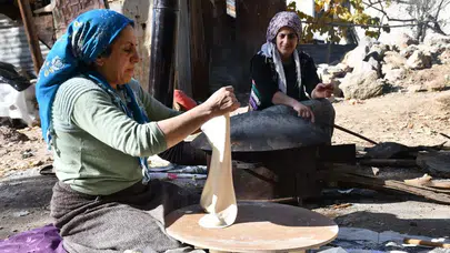 Şırnak’ta kadınların imeceyle ekmek hazırlama geleneği sürüyor