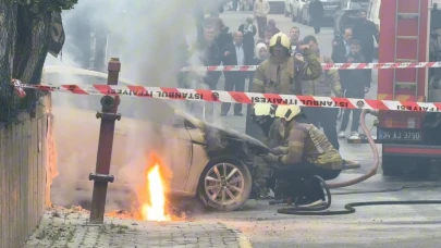 Megakentte elektrik kabloları patladı! Otomobil saniyeler içinde alev topuna döndü...