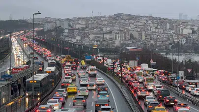 İstanbul’da nefes kesen trafik! TEM ve D-100 adeta tıkandı