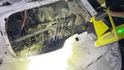 Kahramanmaraş’ta elektrikli otomobil alev aldı: Otopark savsaş alanına döndü