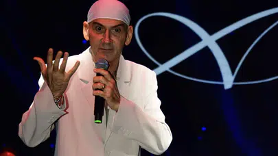 Altay bandanasız sahneye çıkmıyor: 'Evde 200 tane var!'