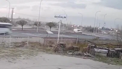 Öğrenci servisi kavşakta devrildi: 18 kişinin yaralandığı kaza kameralara yansıdı!