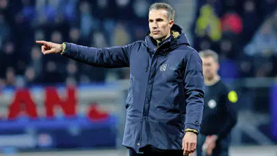 Son 11 maçta 8 yenilgi: Feyenoord’da Van Persie krizi