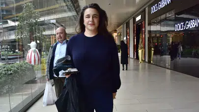 Sempatik tavırlarıyla gönülleri fethetti! Esra Dermancıoğlu AVM’de görüntülendi