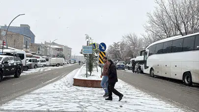 Muradiye ve Çaldıran’da kar yağışı sabah saatlerinde sürpriz oldu!
