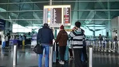 Kış kirliliği geri döndü: Delhi’de sis yüzünden yüzlerce sefer aksadı!