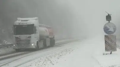 Bolu Dağı’nda beyaz örtü: Kar geldi, tempo yükseldi, ekipler sahaya indi!