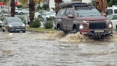 Mazgallar tıkandı, su yükseldi, hayat felç oldu! Bodrum sele teslim oldu