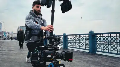 Boğaz Köprüsü’nde şoke eden olay: Ünlü kameraman kendini sulara bıraktı!