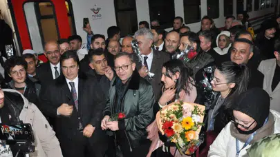 Turistik Doğu Ekspresi Kars’ta! Soğuk havada sıcak karşılama