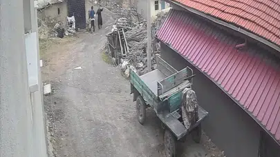 Vicdansız eş dehşet saçtı... Sopa ve tekmelerle şiddet kamerada!