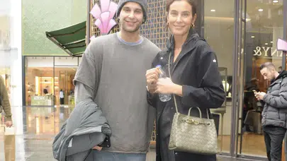 Güzelliğiyle zamana direnen Arzum Onan, oğluyla alışverişte