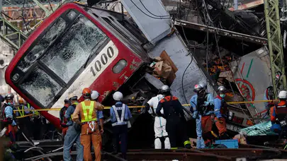 Trenle otomobil çarpıştı: 100 Yolcu tahliye edildi