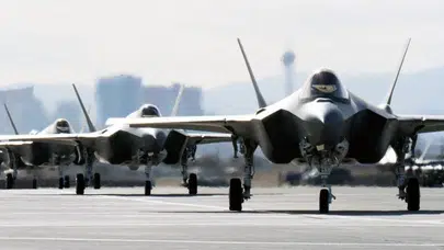 B-52’ler Japon denizi’nde: Washington ve Tokyo’dan sert mesaj!