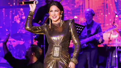 Nükhet Duru’dan unutulmaz gece: Sahneye 'Bambaşka' bir ışık taşıdı