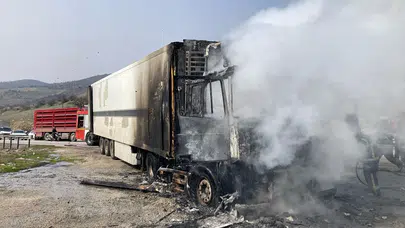 Aliağa yolunda alev alarmı: Seyir hâlindeki tır bir anda yandı!
