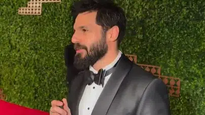 Uluslararası basın Serkan Çayoğlu’nu konuşuyor: Kırmızı halı çıkışı gecenin ritmini değiştirdi!