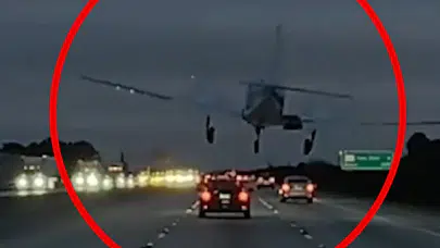 Otoyolda ölümden dönüldü: Uçak aracın üzerine indi!