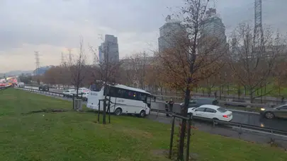 Yağmur kazayı getirdi: Esenyurt'ta servis minibüsü bariyerleri biçti!