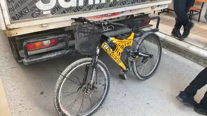 Yol dar, özgüven yüksek... Elazığ’da bisikletli pikabı görünce freni unuttu!