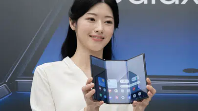 Samsung üçe katlanan ilk telefonunu tanıttı