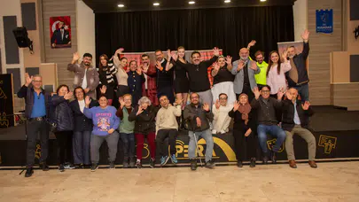 Okan Karacan sahneye damga vurdu: Kuşadası’nda salon dolu, alkışlar bitmedi