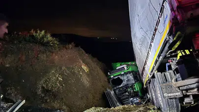 Direksiyon hakimiyetini kaybetti! Manavgat’ta tır şarampole yuvarlandı