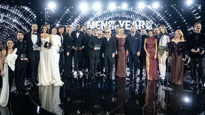 Sahnede gözyaşları sel oldu! Ünlü oyuncu ödülünü hayatının kadınlarına ithaf etti