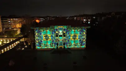 Konya’nın tarihi Taş Binası ışıkla canlanıyor: Video mapping gösterisi başladı