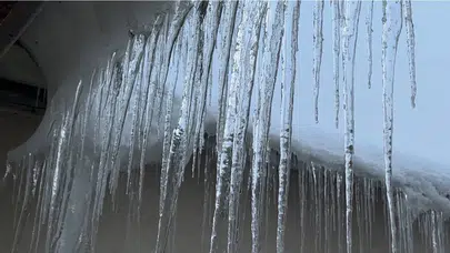Soğuk rekoru! Yüksekova’da dev buz sarkıtları tehlike saçıyor
