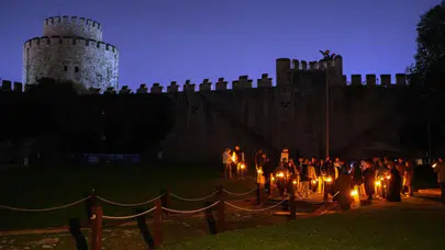 Yedikule Hisarı’nda Fenerli Gece Turu: Zindanlarda tarihi yolculuk