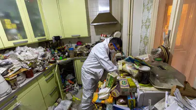 Alsancak’ta kötü koku ihbarı: Evden kamyonlarca çöp çıktı!