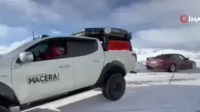 Erzurum’da kışla mücadele! Mahsur kalan araç böyle kurtarıldı
