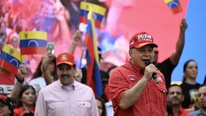 Sadakat mitinginde 'ihanet' mesajı! Maduro'nun sahnedeki gizli göndermesi