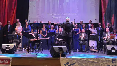 Esenler’de engeller sanatla aşıldı: Yoğun katılımla gerçekleşen geceden detaylar