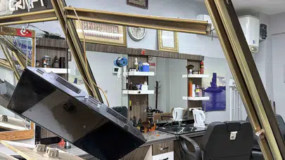 Sıfır şoförlük, tam isabet... Arnavutköy’de el freni çekilmedi, saçlar havada uçuştu!