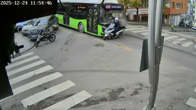 Dört yol ağzı değil, kaza tuzağı... Otobüsle çarpıştı, kurye havada savruldu!