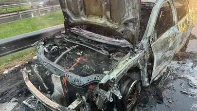 Şişli’de araç yangını zincirleme yoğunluk yarattı!