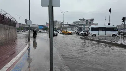 Adana’da sağanak hayatı felç etti... Pazaryeri göle döndü!