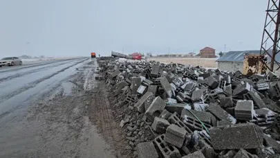 Bitlis'te beton gibi gerçek! Briket dolu tır kaydı, yol Tetris’e döndü...