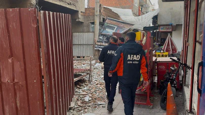 Balyozla yıkıma girişti, duvar üzerine yıkıldı... Korkunç anlar kamerada!